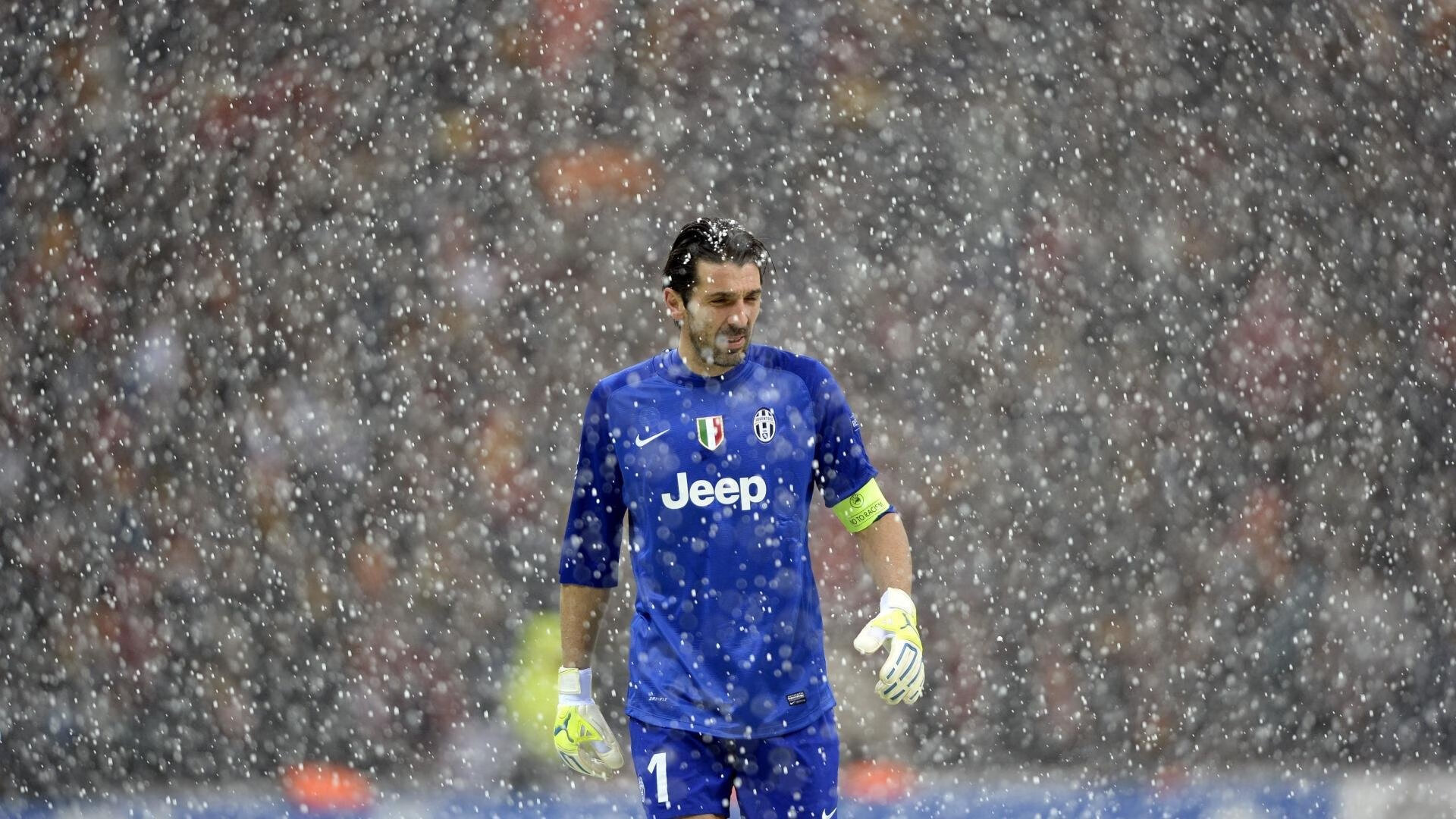 英超激战不断：精彩场面引爆全场观众！，英超集锦视频